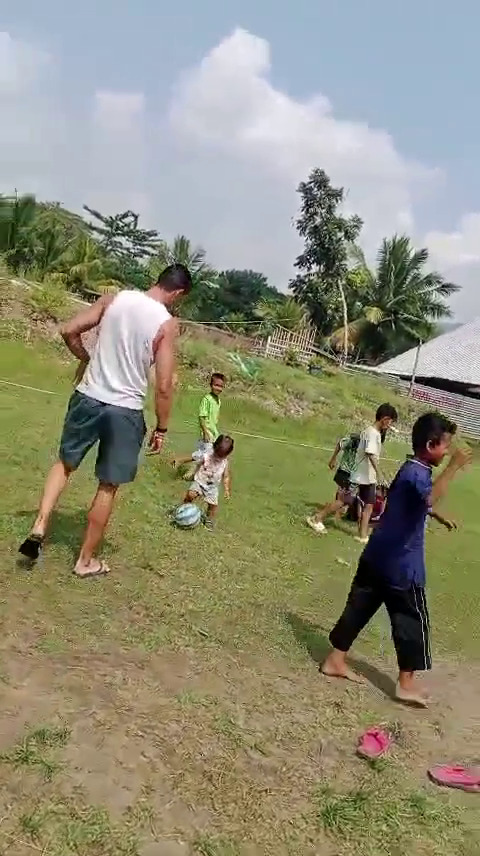 9 Potret Emil Audero pulang kampung ke Lombok, main bola dengan anak-anak sampai bagi-bagi sembako