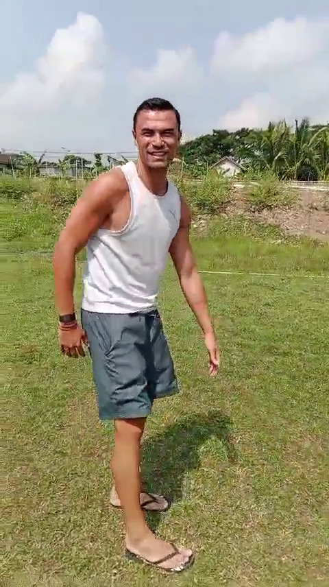 9 Potret Emil Audero pulang kampung ke Lombok, main bola dengan anak-anak sampai bagi-bagi sembako