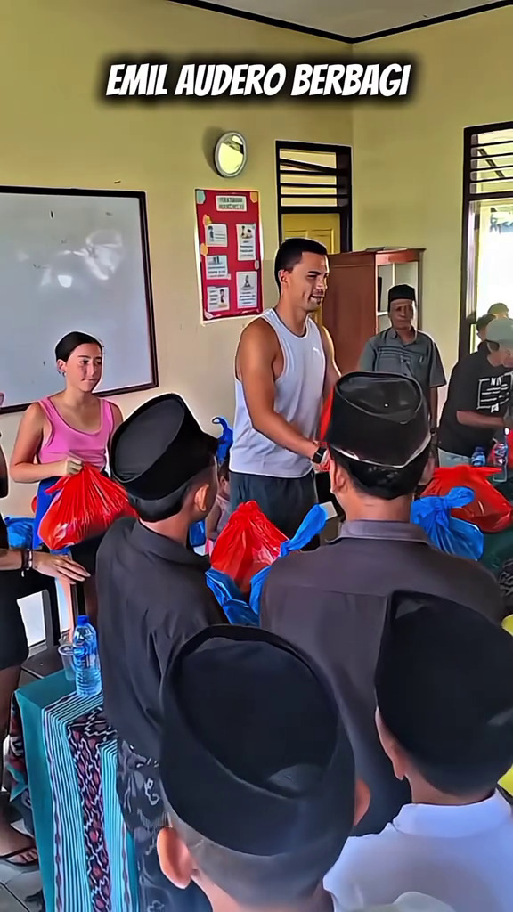 9 Potret Emil Audero pulang kampung ke Lombok, main bola dengan anak-anak sampai bagi-bagi sembako