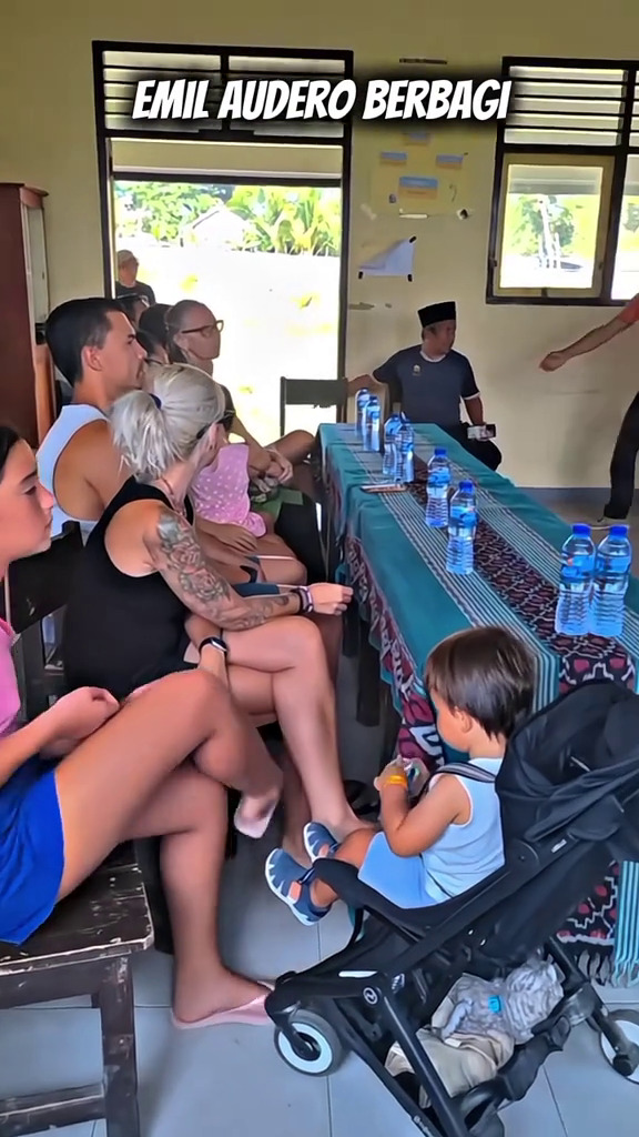9 Potret Emil Audero pulang kampung ke Lombok, main bola dengan anak-anak sampai bagi-bagi sembako