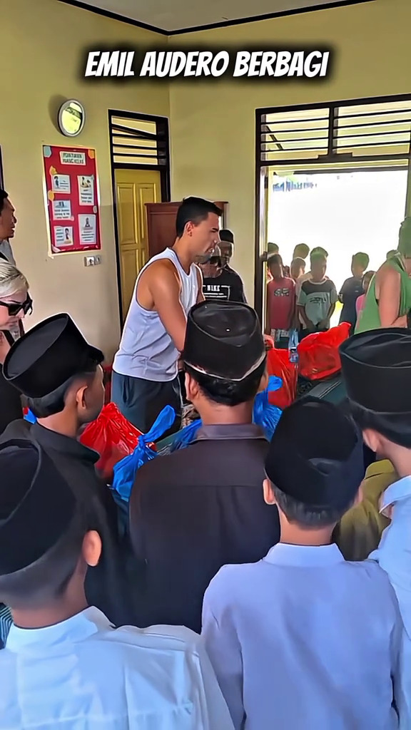 9 Potret Emil Audero pulang kampung ke Lombok, main bola dengan anak-anak sampai bagi-bagi sembako