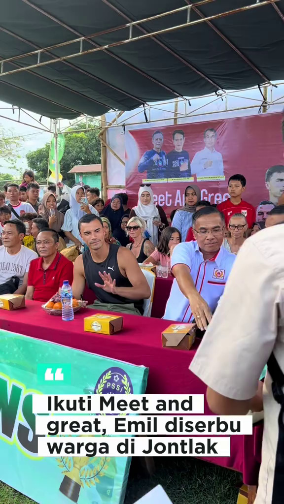 9 Potret Emil Audero pulang kampung ke Lombok, main bola dengan anak-anak sampai bagi-bagi sembako