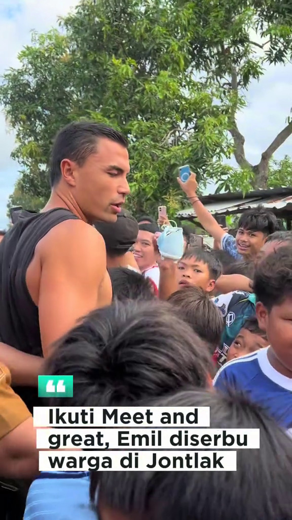 9 Potret Emil Audero pulang kampung ke Lombok, main bola dengan anak-anak sampai bagi-bagi sembako