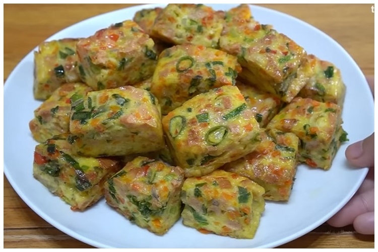 Nggak perlu sayur, ini trik bikin telur dadar tebal dan lembut