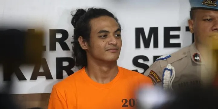 Vadel Badjideh tampil beda di sidang dakwaan, potongan rambutnya jadi perhatiaan, intip 5 potretnya