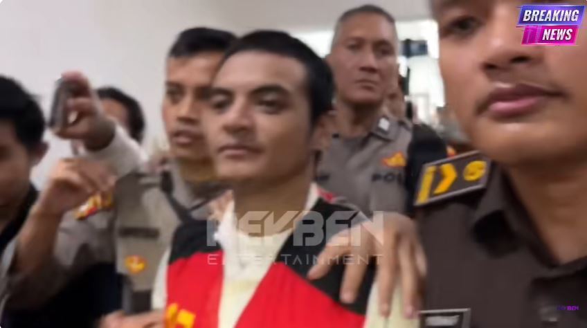 Vadel Badjideh tampil beda di sidang dakwaan, potongan rambutnya jadi perhatiaan, intip 5 potretnya