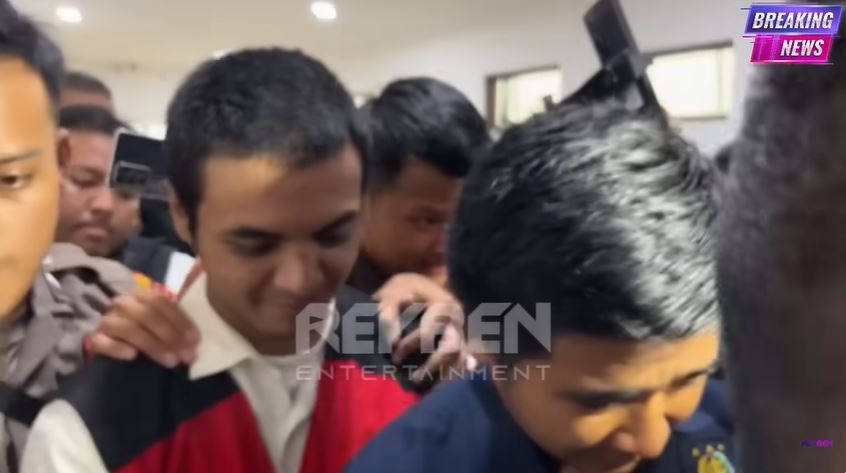 Vadel Badjideh tampil beda di sidang dakwaan, potongan rambutnya jadi perhatiaan, intip 5 potretnya