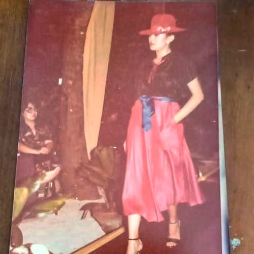 Model catwalk ini masih eksis jadi aktris di usia 77 tahun, intip 9 potret lawasnya