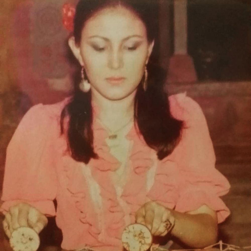 Model catwalk ini masih eksis jadi aktris di usia 77 tahun, intip 9 potret lawasnya