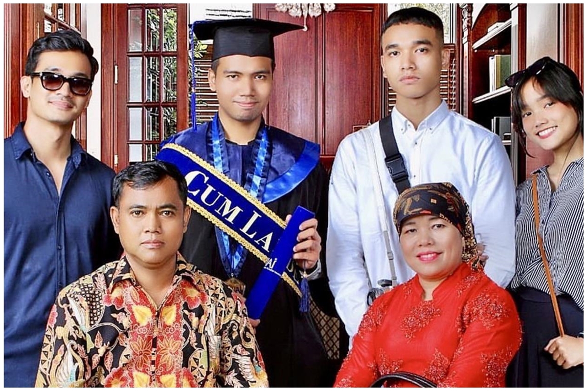 Jarang tersorot, intip 5 potret lawas ayah Fuji dapat gelar Datuk Sati Nan Batuah