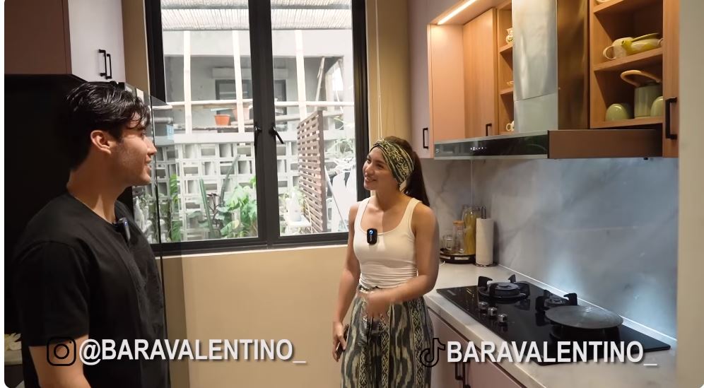 Berasa di bar cafe meski bentuknya mungil, begini 6 cara Angela Gilsha menata dapur