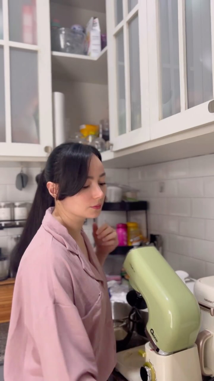 Senang masak setelah punya anak, begini 6 cara Asmirandah menata dapur sederhana penuh perabotan