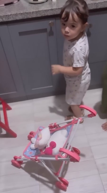 Senang masak setelah punya anak, begini 6 cara Asmirandah menata dapur sederhana penuh perabotan