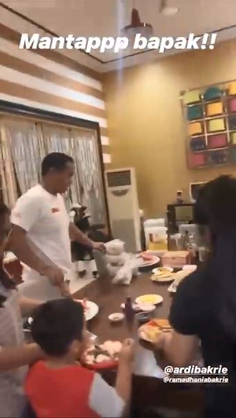 Tak kalah mewah dari tempat masak rumahnya, 6 cara Nia Ramadhani dan Ardi Bakrie menata dapur kantor