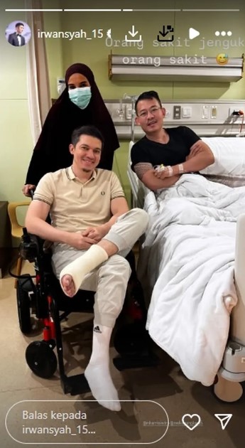 7 Potret kondisi terbaru Irwansyah pasca alami patah tulang, jalan dibantu pakai tongkat