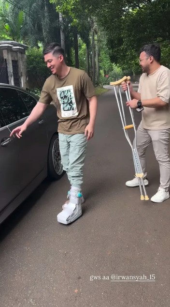 7 Potret kondisi terbaru Irwansyah pasca alami patah tulang, jalan dibantu pakai tongkat
