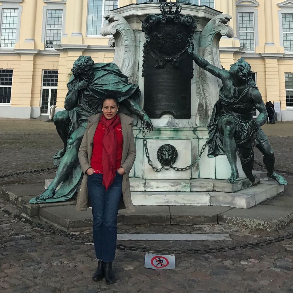 Model cantik berambut cepol bareng Thomas Djorghi ini kini jadi pengusaha, begini 11 potret terbarunya