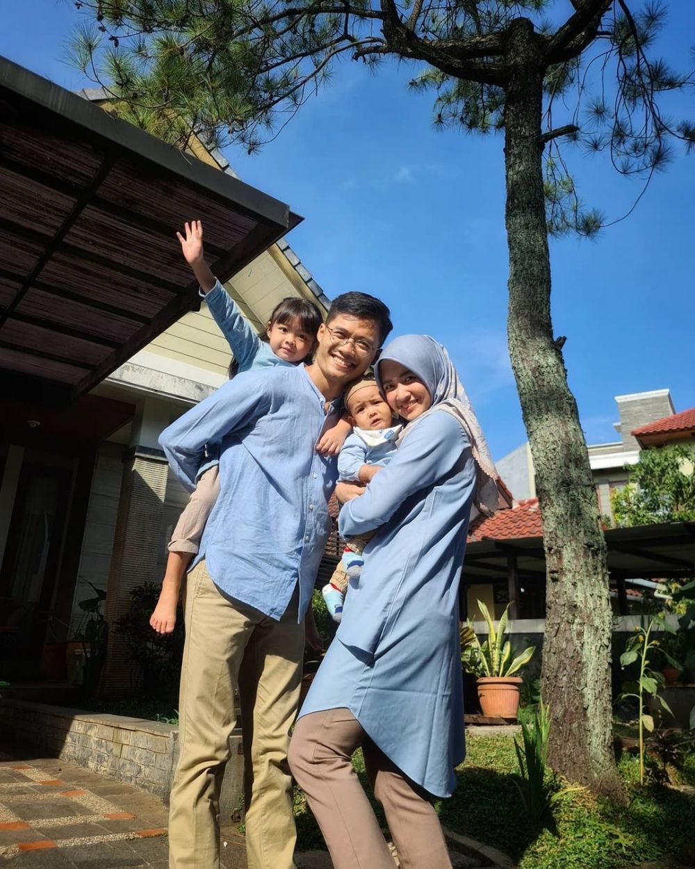 Cinta pertama Mas Pur TOP ternyata eks finalis Putri Indonesia, 11 foto terbarunya cantik pakai hijab