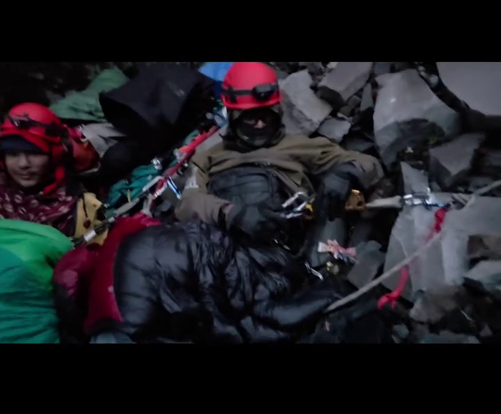 7 Potret tim relawan tidur di tebing curam Rinjani demi evakuasi Juliana Marins, dipuji netizen Brasil