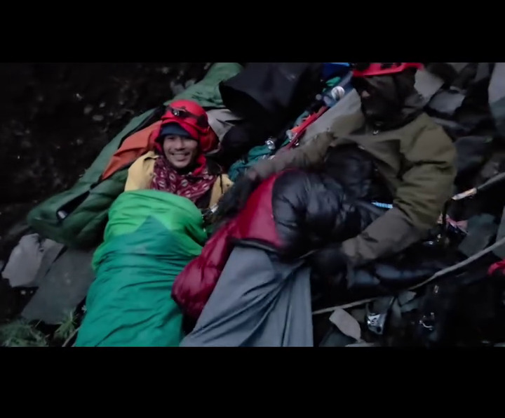 7 Potret tim relawan tidur di tebing curam Rinjani demi evakuasi Juliana Marins, dipuji netizen Brasil
