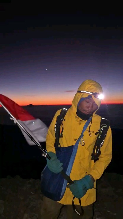 9 Potret Agam pemandu Gunung Rinjani yang bantu evakuasi Juliana Marins, rela tidur di tebing curam