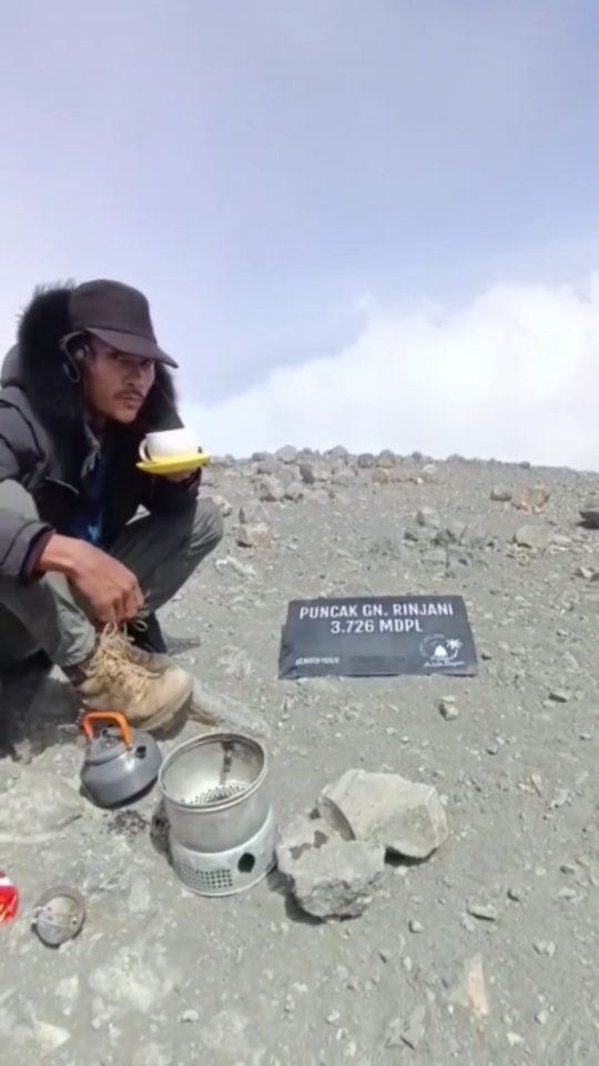 9 Potret Agam pemandu Gunung Rinjani yang bantu evakuasi Juliana Marins, rela tidur di tebing curam