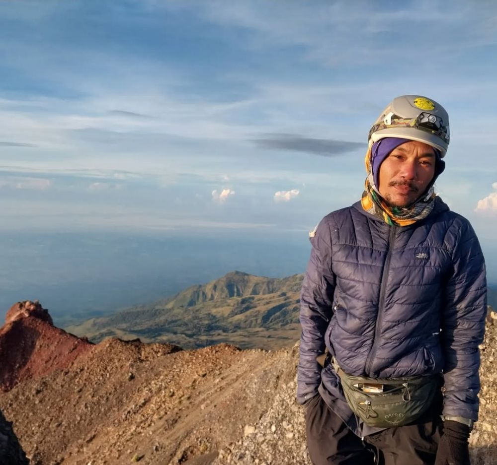 9 Potret Agam pemandu Gunung Rinjani yang bantu evakuasi Juliana Marins, rela tidur di tebing curam
