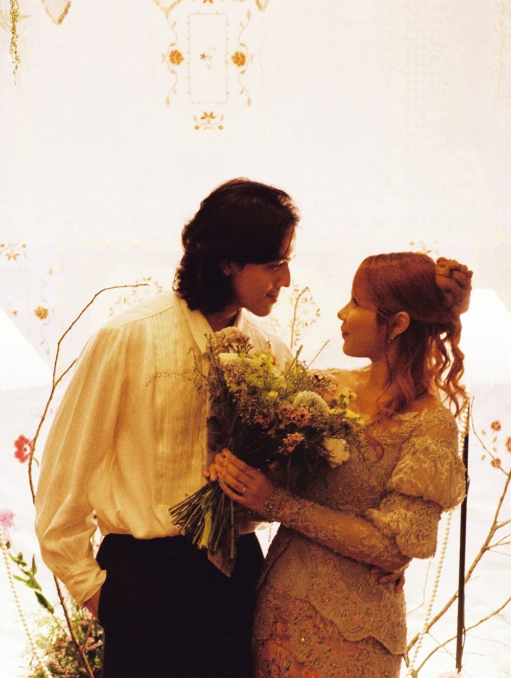 9 Potret lamaran Nadin Amizah dan Faishal Tanjung adik Sheila Dara, digelar intimate dan simpel