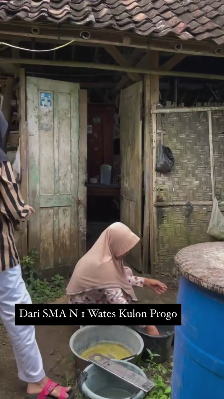 Viral anak petani lolos Kedokteran UGM, rumahnya gedek di tengah sawah, ini 9 potretnya