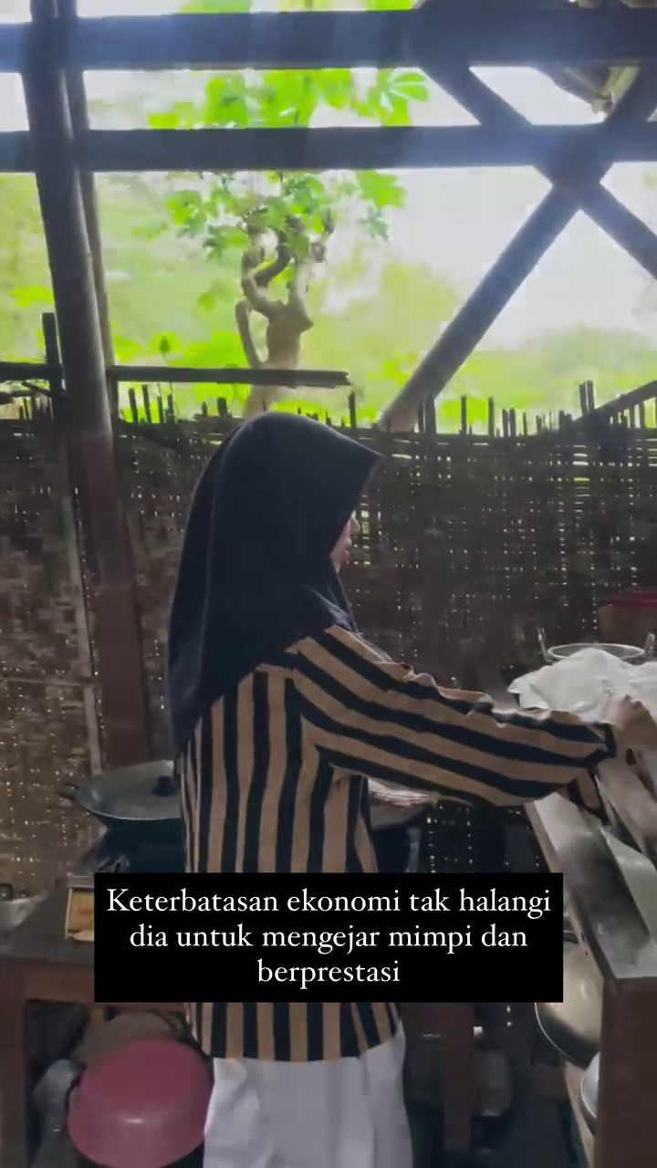 Viral anak petani lolos Kedokteran UGM, rumahnya gedek di tengah sawah, ini 9 potretnya