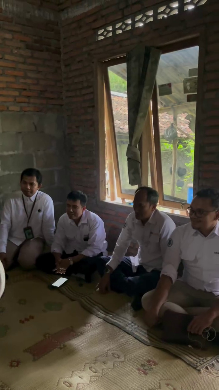 Viral anak petani lolos Kedokteran UGM, rumahnya gedek di tengah sawah, ini 9 potretnya