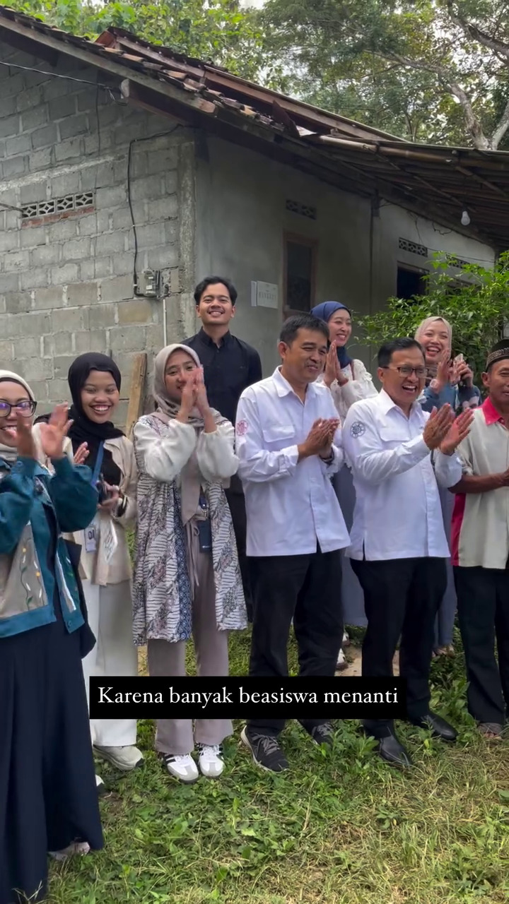 Viral anak petani lolos Kedokteran UGM, rumahnya gedek di tengah sawah, ini 9 potretnya