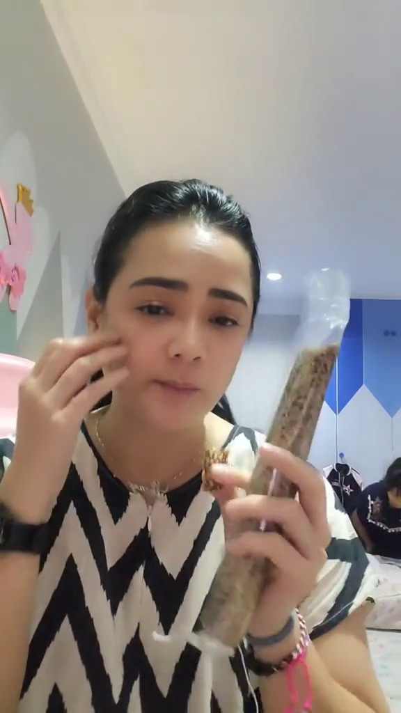 Shezy Idris banting setir jual makanan dan pakaian demi nafkahi 2 anaknya usai cerai, ini 9 potretnya