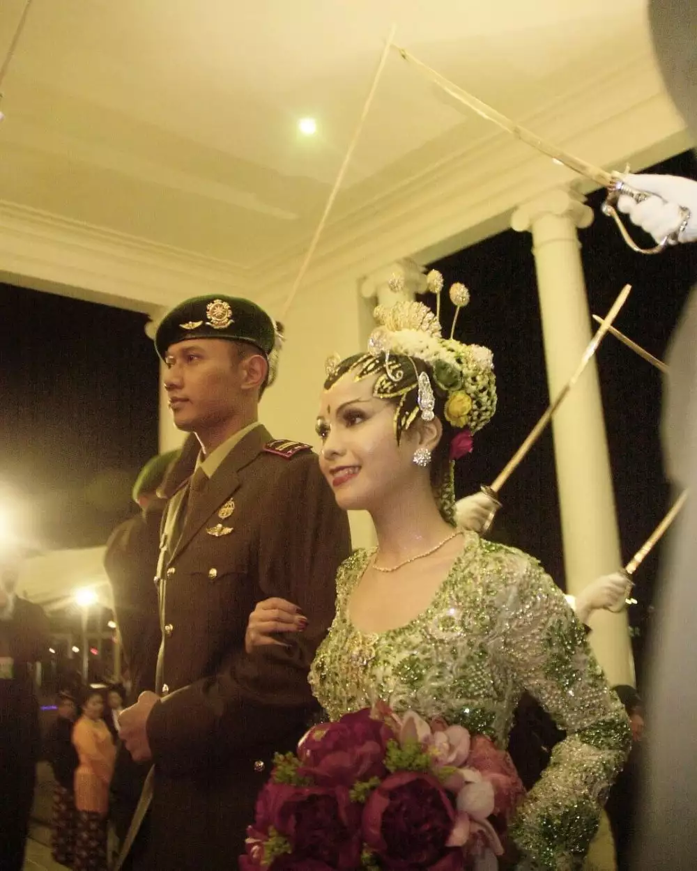 Potret lawas pernikahan 9 seleb dengan politisi, ada yang digelar sederhana