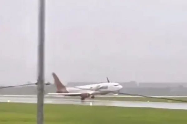 Analisis sains penyebab pesawat Batik Air mendarat miring, hujan dan angin kencang jadi faktor utama