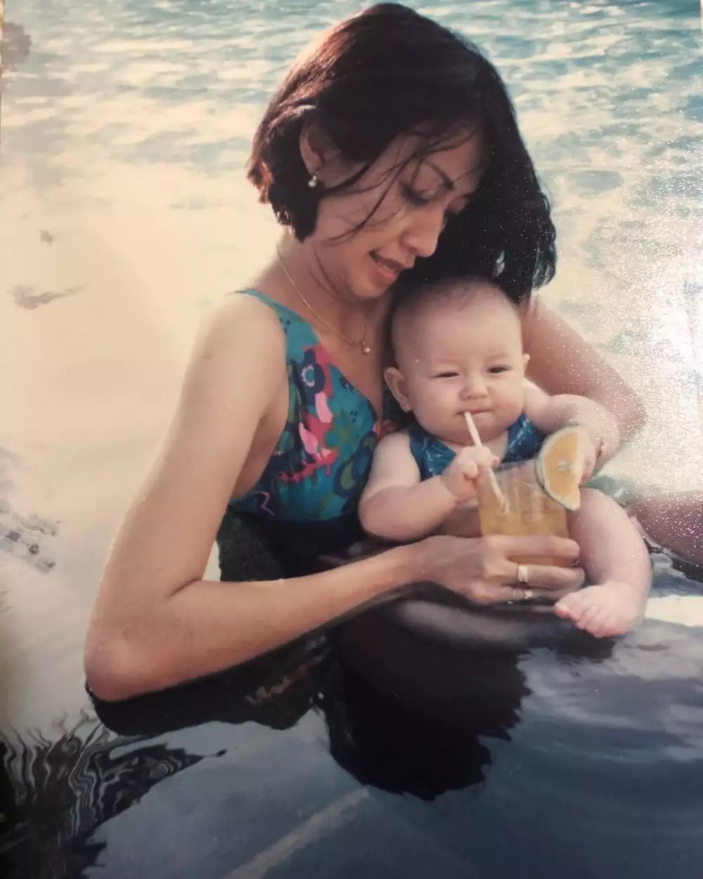 Wajah imutnya manglingi, intip potret masa kecil 13 pesinetron cantik bareng ibundanya, manja abis