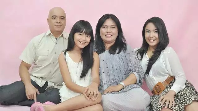 Wajah imutnya manglingi, intip potret masa kecil 13 pesinetron cantik bareng ibundanya, manja abis