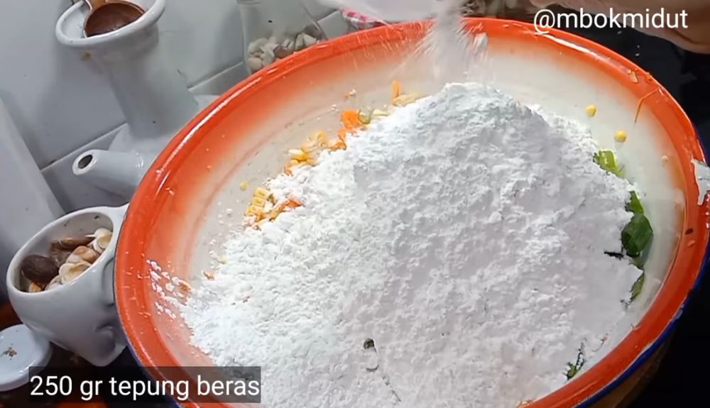Nggak perlu tepung terigu, ini cara bikin bakwan jagung renyah dan kriuk banget antiambyar