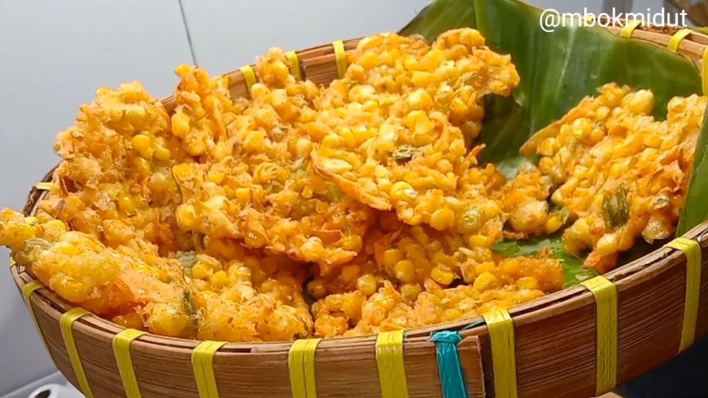 Nggak perlu tepung terigu, ini cara bikin bakwan jagung renyah dan kriuk banget antiambyar