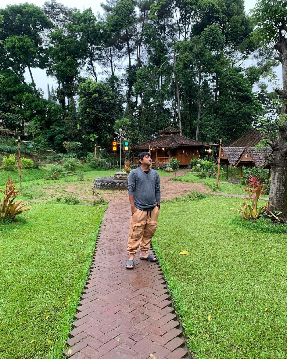 Kini aktif jadi YouTuber dulu main di sinetron Para Pencari Tuan, intip 11 potret terbaru Barong