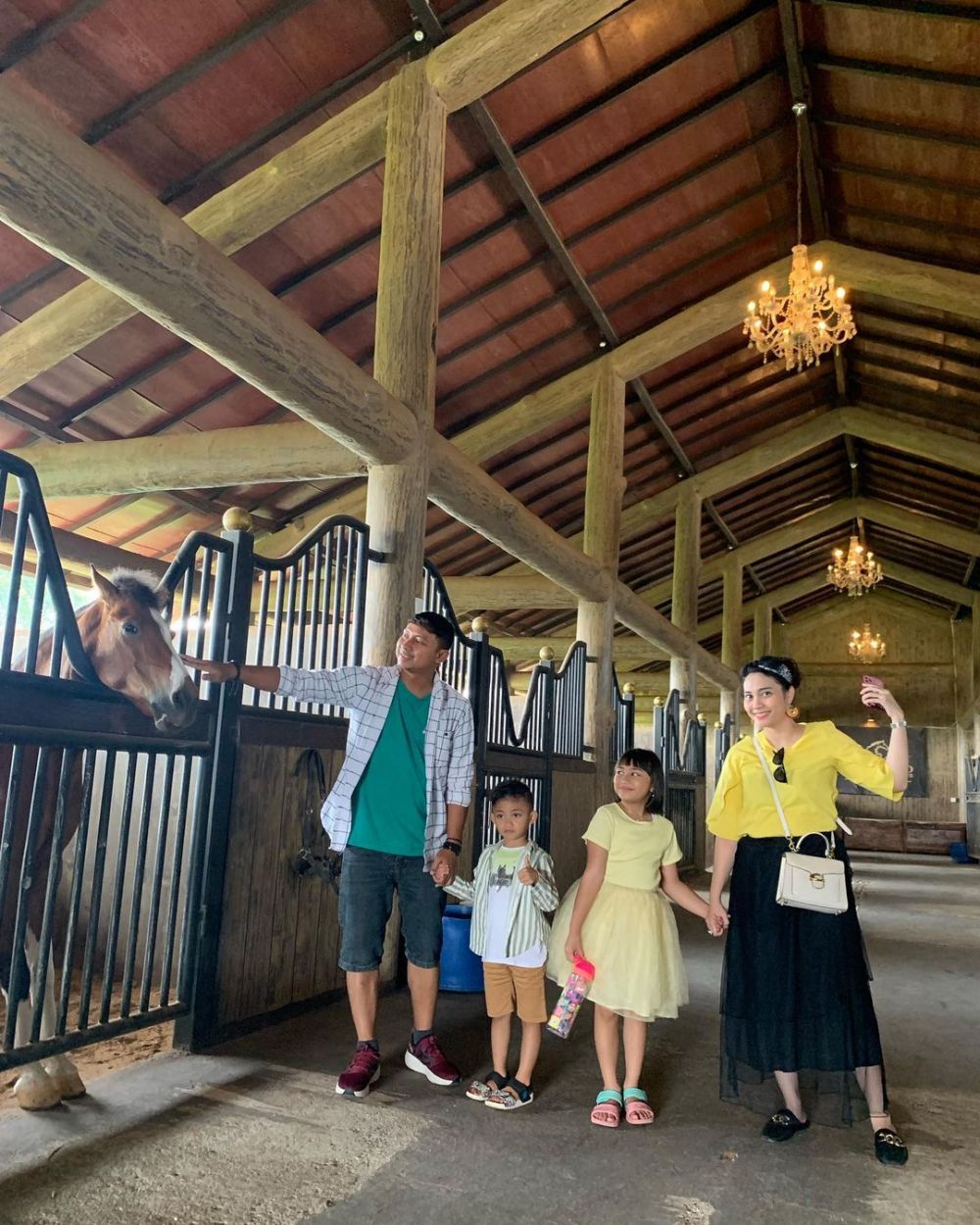 Kini aktif jadi YouTuber dulu main di sinetron Para Pencari Tuan, intip 11 potret terbaru Barong