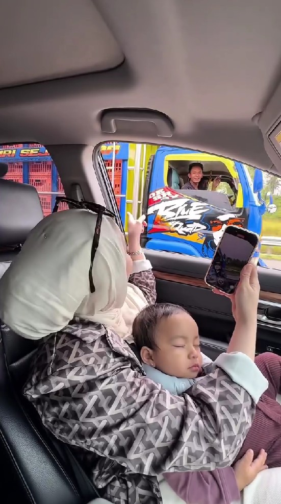 Wajahnya ketahuan jadi gambar di belakang truk, wanita ini 'tegur' sang sopir, reaksinya bikin ngakak