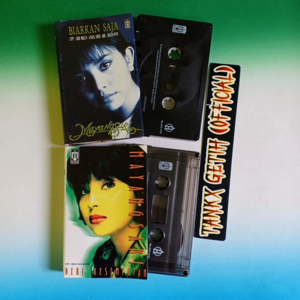 Dulu penyanyi top kini jadi mantu keluarga cendana, ini 11 potret sahabat Nike Ardilla di cover kaset