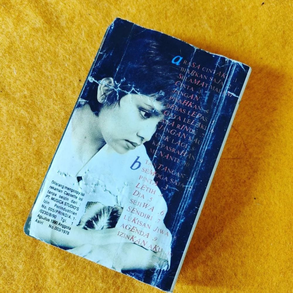 Dulu penyanyi top kini jadi mantu keluarga cendana, ini 11 potret sahabat Nike Ardilla di cover kaset