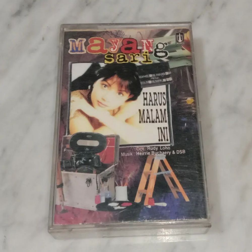 Dulu penyanyi top kini jadi mantu keluarga cendana, ini 11 potret sahabat Nike Ardilla di cover kaset