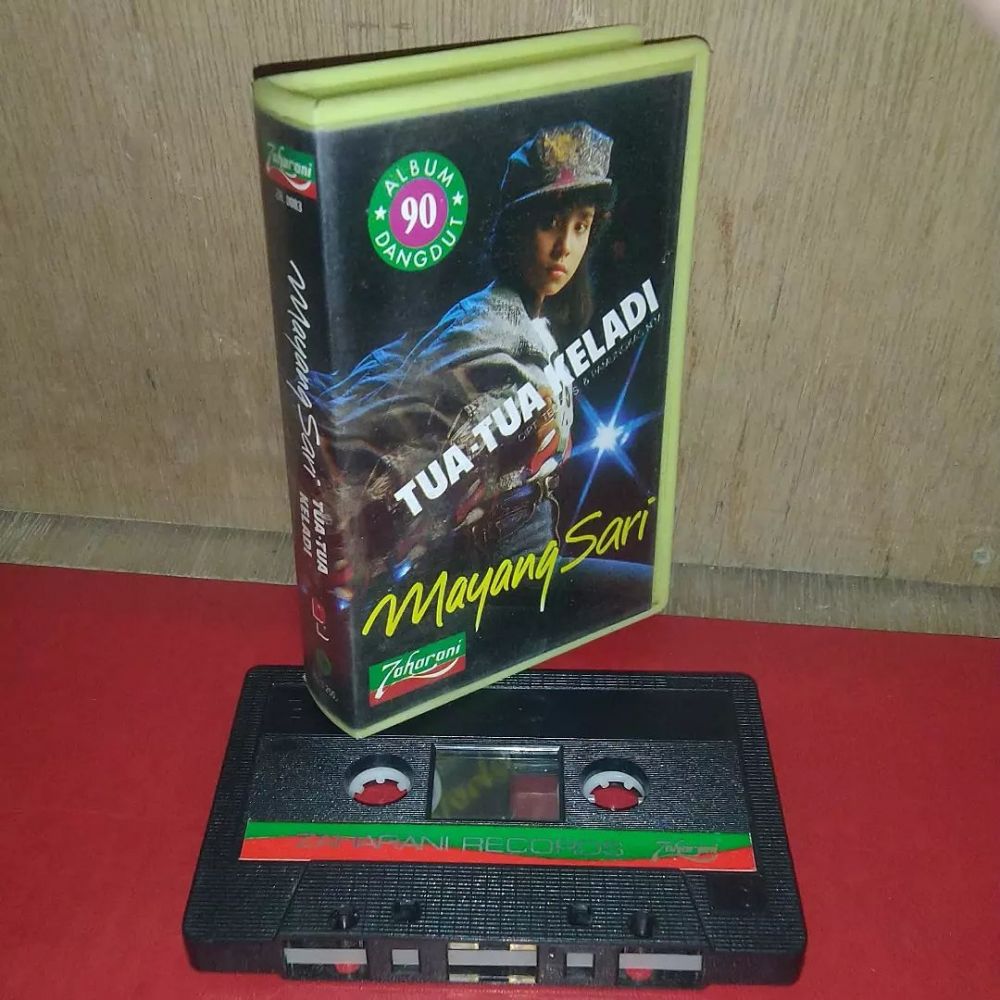 Dulu penyanyi top kini jadi mantu keluarga cendana, ini 11 potret sahabat Nike Ardilla di cover kaset