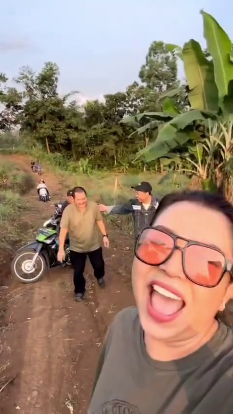 9 Potret Mayangsari boncengan naik motor dengan suami di kampung, tunjukkan bahagia itu sederhana