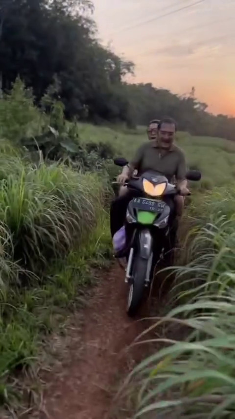 9 Potret Mayangsari boncengan naik motor dengan suami di kampung, tunjukkan bahagia itu sederhana