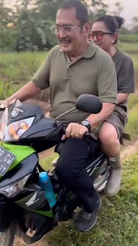 9 Potret Mayangsari boncengan naik motor dengan suami di kampung, tunjukkan bahagia itu sederhana