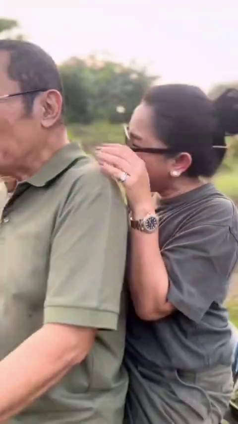 9 Potret Mayangsari boncengan naik motor dengan suami di kampung, tunjukkan bahagia itu sederhana